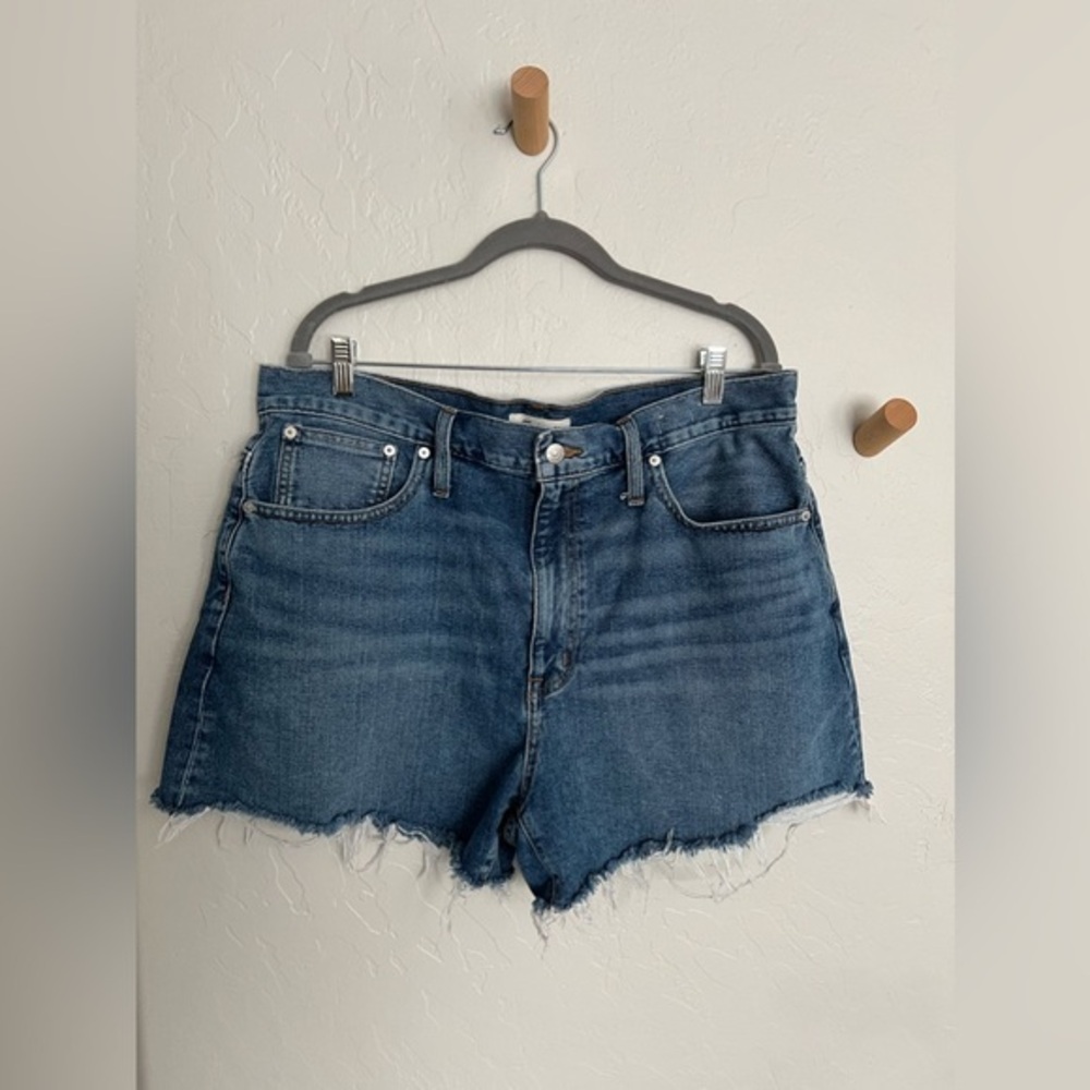 NWOT Madewell The Mom Jean denim shorts size 33 blue wash fringed